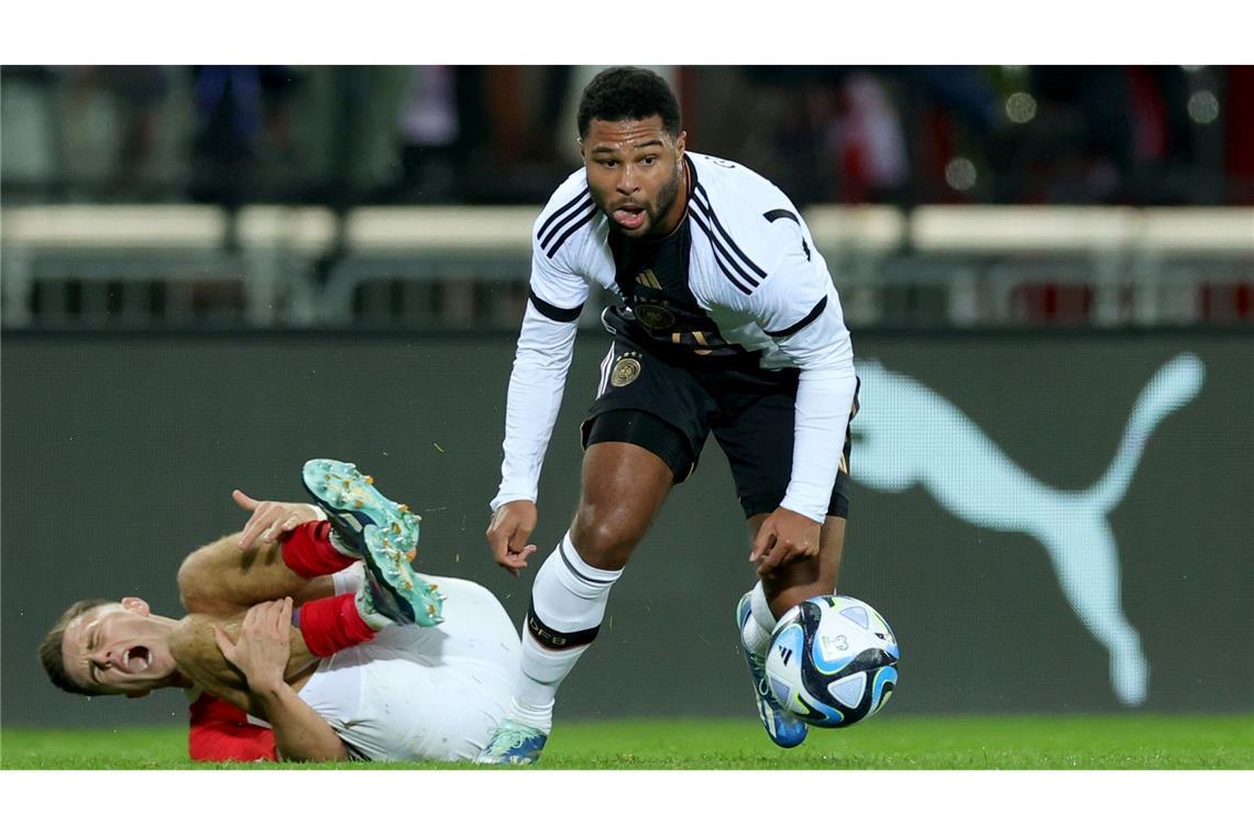 Ende 2023 war Serge Gnabry (r) beim 0:2 gegen Österreich in Wien zuletzt im Nationaltrikot im Einsatz.