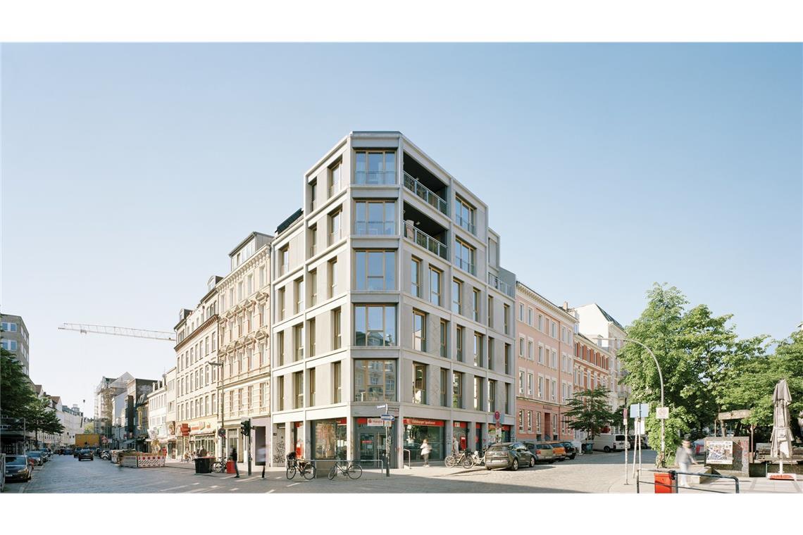 Engere Wahl: „Wohn- und Geschäftshaus Schulterblatt“ im  Schanzenviertel Hamburg vom Architekturbüro LH Architekten Landwehr Henke + Partner aus  Hamburg  für die Bauherrschaft NM Nord-IMMO Management. Der sechsgeschossiger Neubau auf einem Eckgrundstück ersetzt ein zweigeschossiges Geschäftshaus  von 1959, vier Wohnungen sind in der  fünften und sechsten Etage entstanden, darunter zwei Wohnungen im geförderten Wohnraum, die Etagen darunter werden gewerblich genutzt.   Wegen der jährlichen Zerstörung der Bankautomaten am 1. Mai wurde die Fassade mit Panzerrollläden im Erd- und ersten Obergeschoss gesichert.