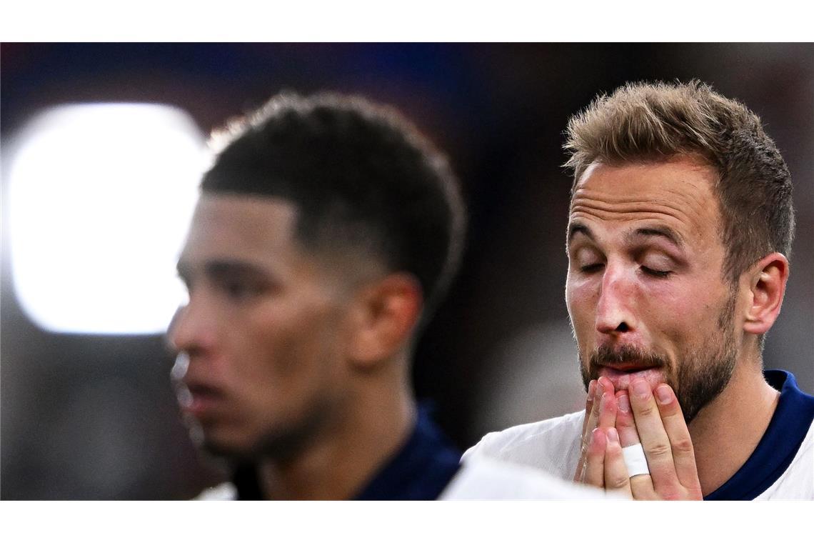 Englands Spieler Jude Bellingham (l) und Harry Kane reagieren nach der Niederlage gegen Spanien  im Finale der Fussball-Europameisterschaft.