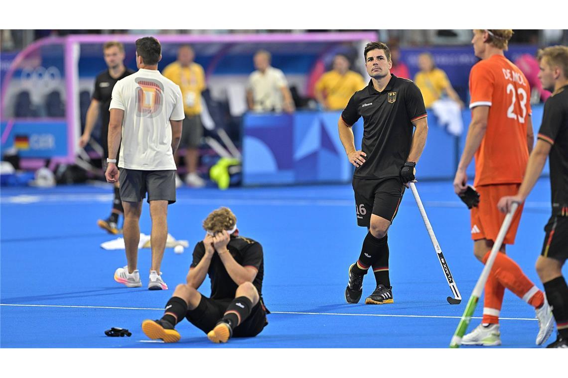 Enttäuschte deutsche Hockeyspieler nach dem Endspiel bei den Olympischen Spielen von Paris.