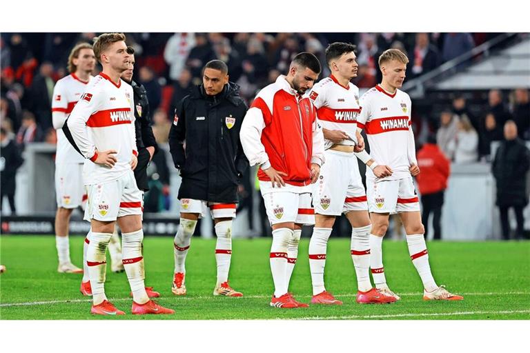 Enttäuschte Gesichter bei den VfB-Spielern nach der 1:2-Niederlage gegen Mönchengladbach vor heimischer Kulisse