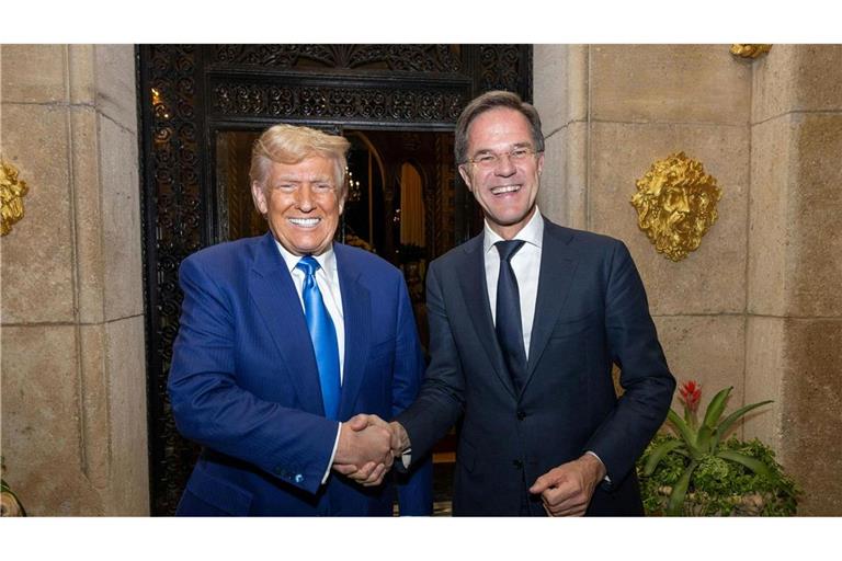 "Er wird wollen, dass wir mehr tun", sagte Rutte (r) zu möglichen künftigen Forderungen von Donald Trump. (Archivbild)