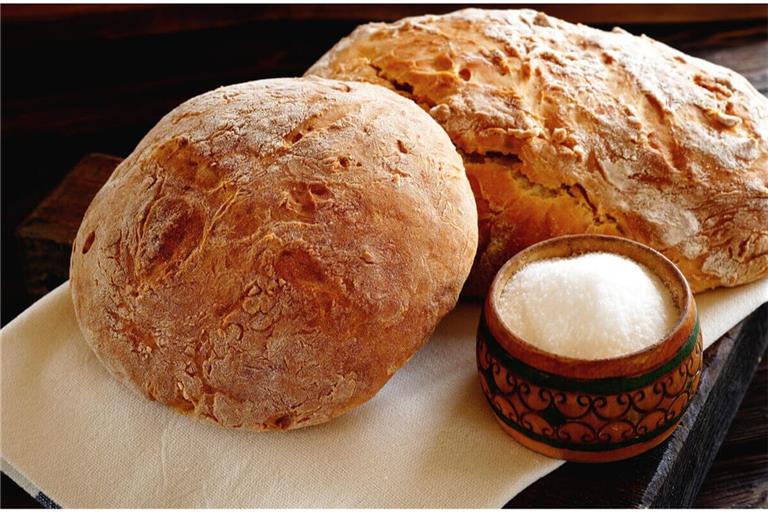 Erfahren Sie, warum man Brot und Salz zum Einzug schenkt und wie Sie es kreativ verpacken.