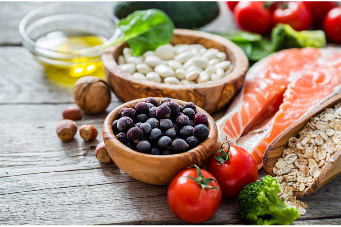 Erfahren Sie, was man für eine gesunde & ausgewogene Ernährung essen sollte. So ernährt man sich am gesündesten. (Regeln im Überblick)