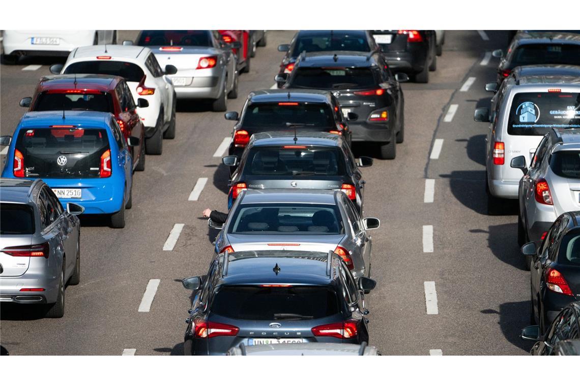 Erfahrungsgemäß staut sich der Verkehr in den Weihnachtsferien auf Autobahnen und in Ballungszentren Baden-Württembergs. (Symbolbild)