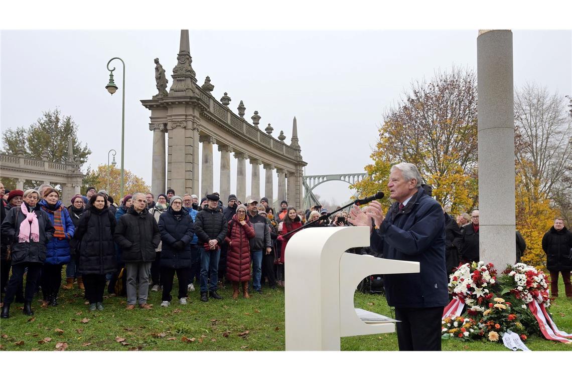 Erinnerung an die friedliche Revolution und die Maueröffnung: Bundespräsident a.D., Joachim Gauck, spricht bei der Gedenkveranstaltung anlässlich der Öffnung der Glienicker Brücke (im Hintergrund). Am heutigen Tag vor 35 Jahren konnten erstmals DDR-Bürger die Brücke Richtung Westberlin ohne Formalitäten überqueren.