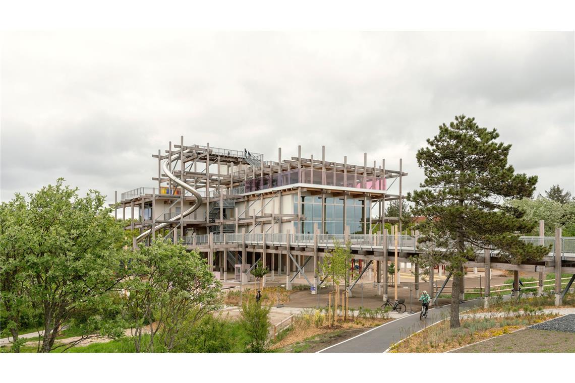 Erlebnis-Hus in St. Peter-Ording von Holzer Kobler Architekturen aus Berlin. Die Aufgabe des Projekts bestand darin, eine nachhaltige, ökologische und touristisch wie gesellschaftlich innovative Lösung zu finden, die zur Attraktivität des Orts beiträgt. Die Konstruktion orientiert sich an der ortstypischen Pfahlbauweise und interpretiert diese neu. Sie besteht aus einer frei bewitterten Stützen- und Trägermatrix aus Brettschichtholz, in der fünf überdimensionale Massivholzkuben in verschiedenen Höhen und Positionen eingeschoben sind.