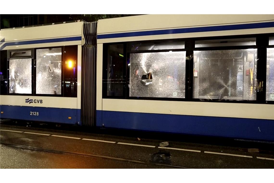 Erneut haben junge Männer in der niederländischen Hauptstadt randaliert. Eine Straßenbahn ging in Flammen auf.