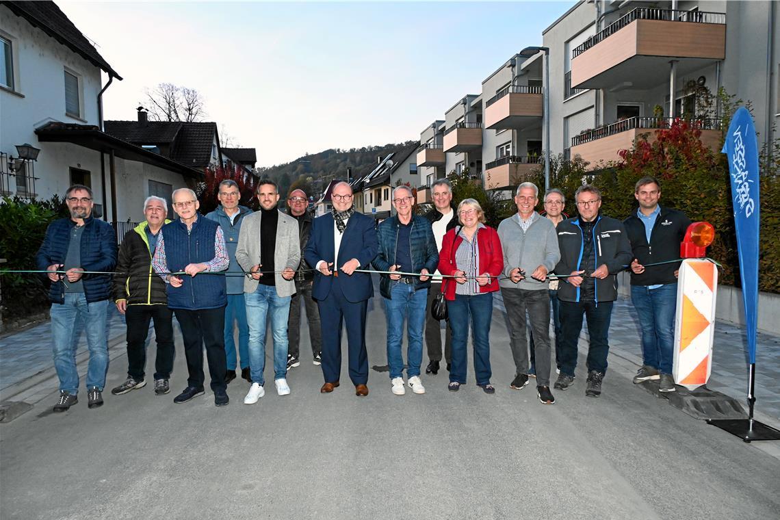 Eröffnung mit den Stadträten Klaus-Peter Dörrscheidt, Mario Brenner, Edgar Schäf und Gerd Linke, Geschäftsführer Christoph Kübler von der Firma Lukas Gläser, Stadtrat Luca Schiffo, Bürgermeister Armin Mößner, Geschäftsführer Gert Rebmann vom Ingenieurbüro Riker und Rebmann, Stadtrat Andreas Winkle, Stadträtin Sonja Allinger-Helbig, Jens Luther, Mitarbeiter bei Riker und Rebmann, Stadtrat Markus Kiefer, Jochen Hablitzel, Bauleiter von Lukas Gläser, und Stadtbauamtsleiter Falk Gfrörer. Foto: Elisabeth Klaper