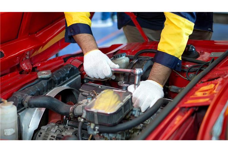 Ersatzteile für Autos sind im Preis gestiegen. Das spüren nun Versicherte. (Symbolbild)