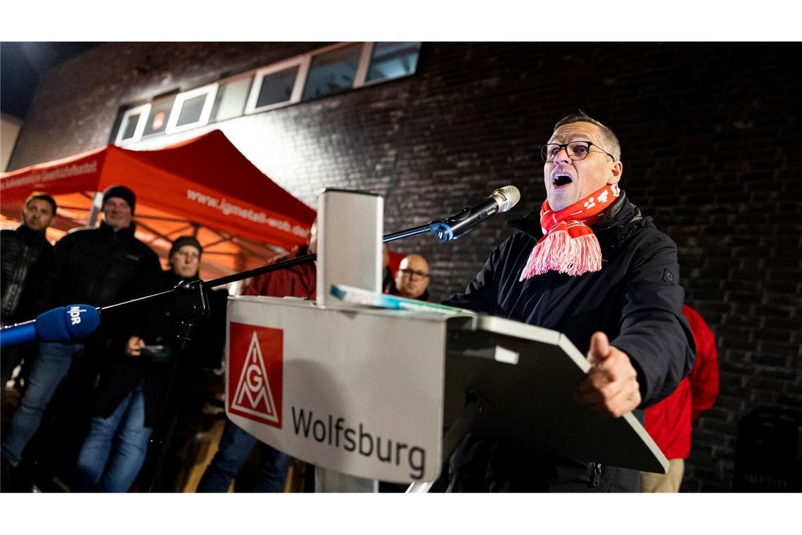 Erst am Freitag hatte Volkswagen die Vorschläge von IG Metall und Betriebsrat zur Kostenentlastung zurückgewiesen. Damit werfe der Vorstand "weiteres Brennholz ins Feuer", sagte Gröger.