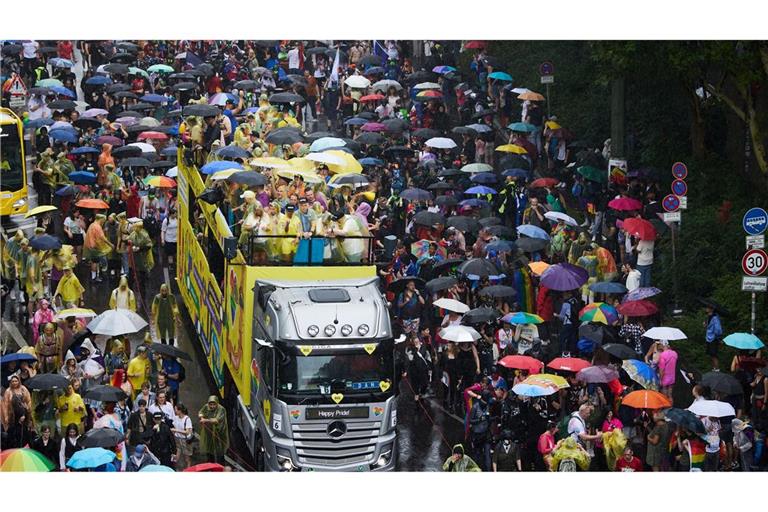 Erst regnet es beim CSD, doch dann kommt auch die Sonne raus.