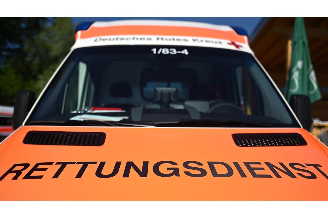 Ersthelfer konnten den Mann nicht befreien, dazu waren Rettungsdienst und Feuerwehr notwendig (Symbolbild).