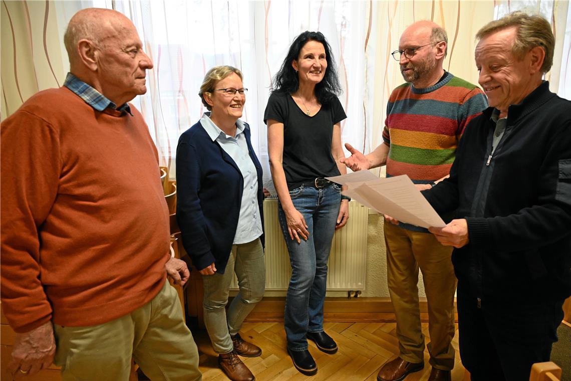 Erwin Holzwarth aus Gschwend-Horlachen (von links), Kirchengemeinderätin Sylvia Bäßler, Kirchengemeinderatsvorsitzende Elke Wohlfarth-Pusch, Pfarrer Steffen Kaltenbach und Stadtrat Rolf Kirschbaum im Gespräch beim Gemeindenachmittag. Dort hat Kaltenbach über die schwierigen Rahmenbedingungen berichtet. Foto: Elisabeth Klaper