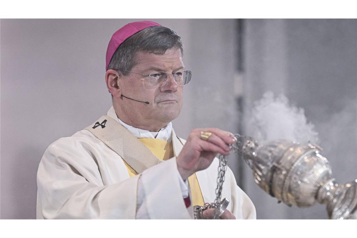 Erzbischof Stephan Burger musste die Christmette im im Freiburger Münster am Dienstag wegen Störungen unterbrechen.