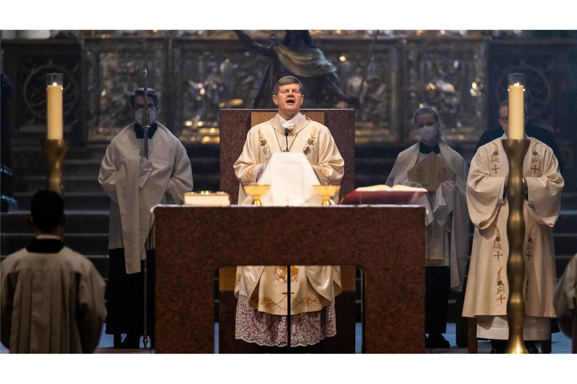 Erzbischof Stephan Burger predigte am Ostersonntag im Freiburger Münster. Auch dieser Gottesdienst wurde als Livestream ins Internet übertragen. (Archivbild)