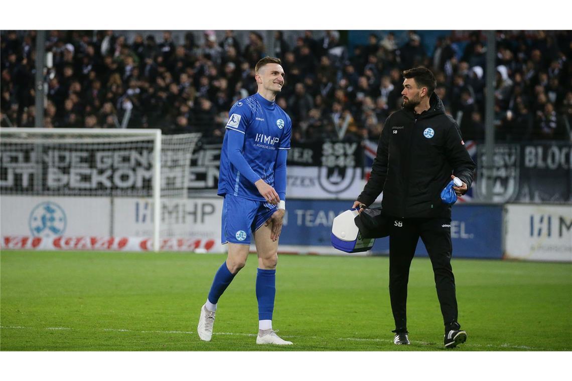 Es kann keiner beweisen – doch das  heiß umkämpfte  0:2 im  WFV-Pokal-Viertelfinale am 16. April gegen den späteren Zweitliga-Aufsteiger SSV Ulm 1846  kostete nicht nur jede Menge Körner, sondern   den Blauen womöglich auch den Aufstieg.  Zumindest trug dieses Spiel  vor 8720 Zuschauern im Gazi-Stadioin wesentlich dazu bei, dass es am Ende nicht reichte.  Abwehrstratege Niklas Kolbe (Foto) zog sich eine schwere Oberschenkelverletzung zu, musste ausgewechselt werden  und konnte in den restlichen fünf Regionalligaspielen nicht mehr eingesetzt werden.