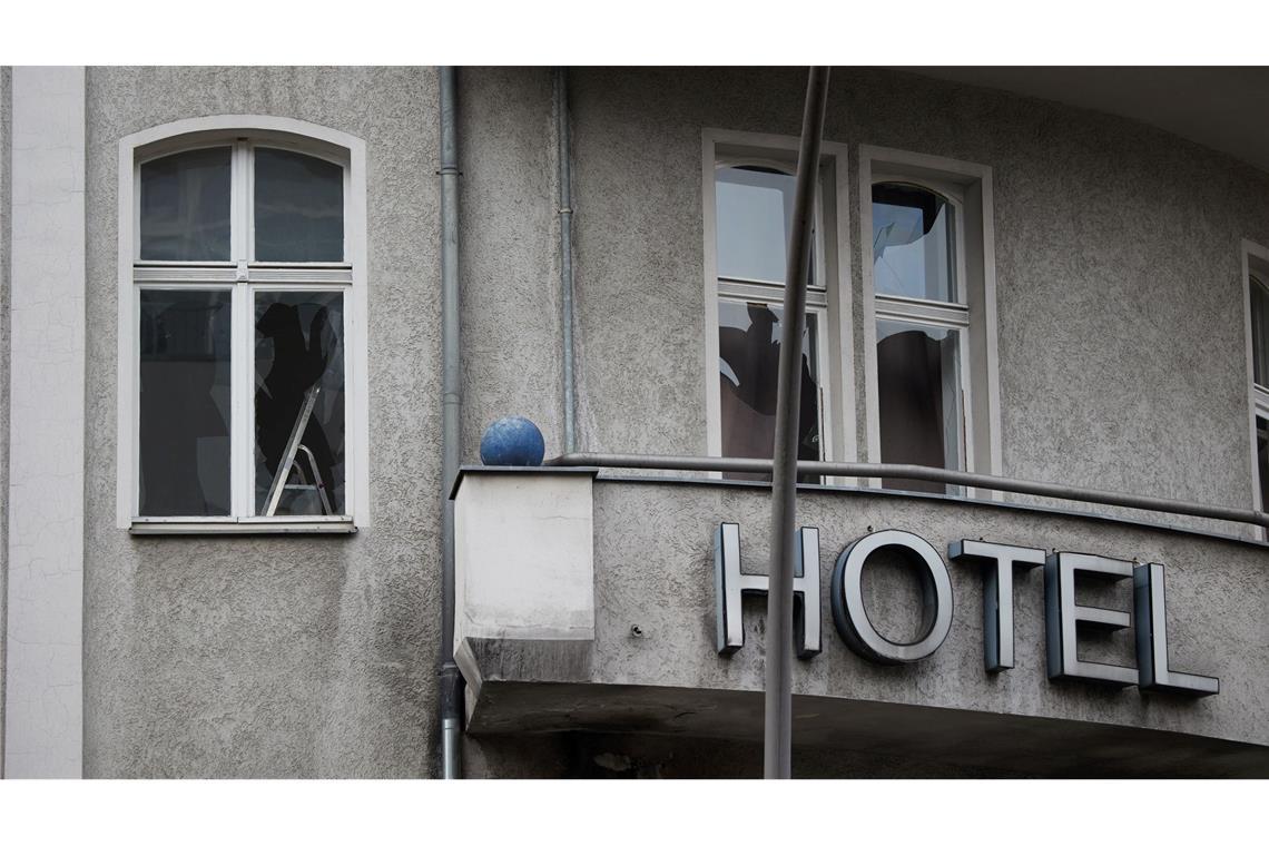 Etliche Fensterscheiben gingen zu Bruch.