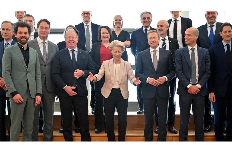 EU-Kommissionspräsidentin Ursula von der Leyen (vordere Reihe) mit Vertretern der europäischen Autoindustrie beim „Strategischen Dialog“