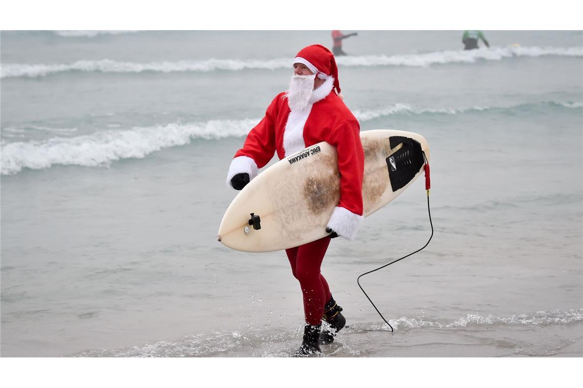 Events mit surfenden Weihnachtsmännern gibt es mittlerweile in mehreren Ländern. (Archivbild)