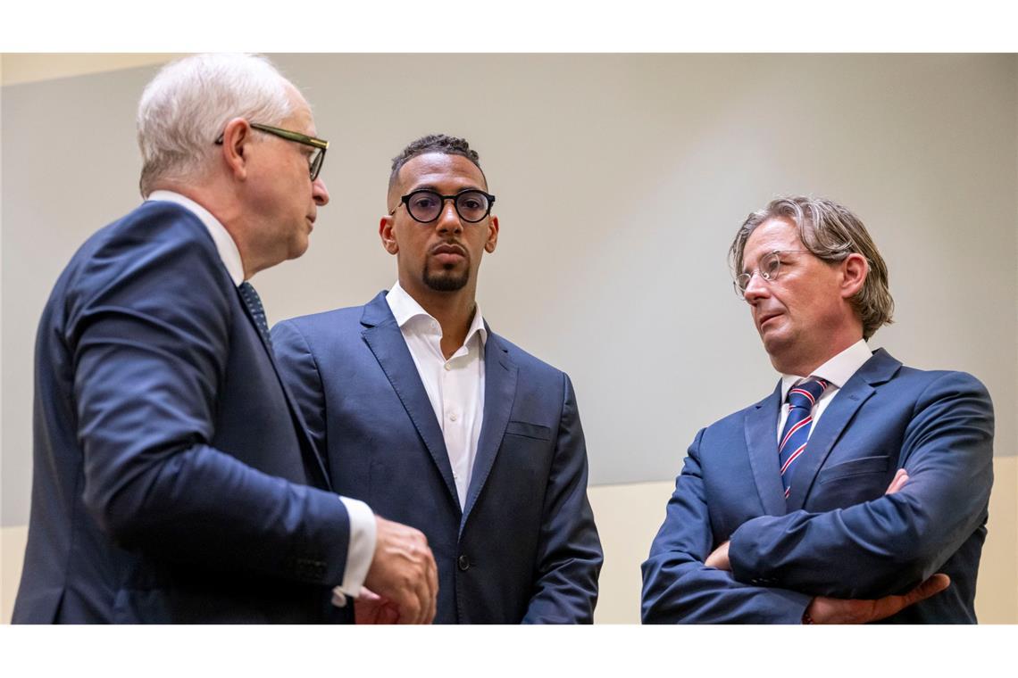 Ex-Fußball-Nationalspielers Jérôme Boateng mit seinem Team beim Strafprozess in Müchnen. (Archivbild)