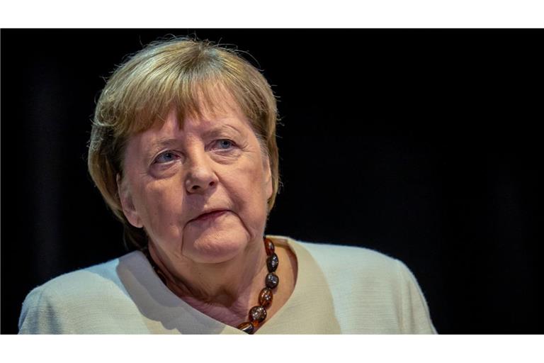 Ex-Kanzlerin Angela Merkel sitzt auf der Bühne des Deutschen Theaters bei der Vorstellung ihres Buchs „Freiheit. Erinnerungen 1954 - 2021“.