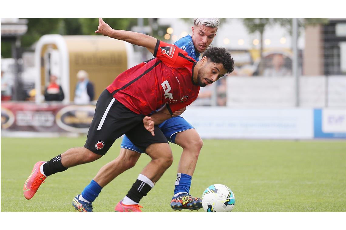 Ex-Kickers-Spieler Mo Baroudi (vorne) im Dress des 1. Göppinger SV gegen Christian Mauersberger – dieses Duell könnte es am 1. September wieder geben.