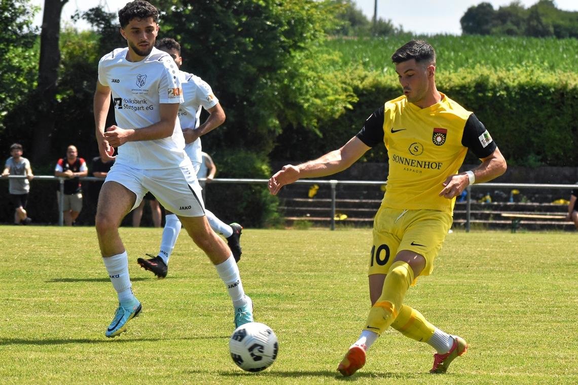 Ex-TSG-Spieler Mert Tasdelen (rechts) hat im ersten Spiel für die SG Sonnenhof gleich ein Tor erzielt. Foto: Tankred Volkmer