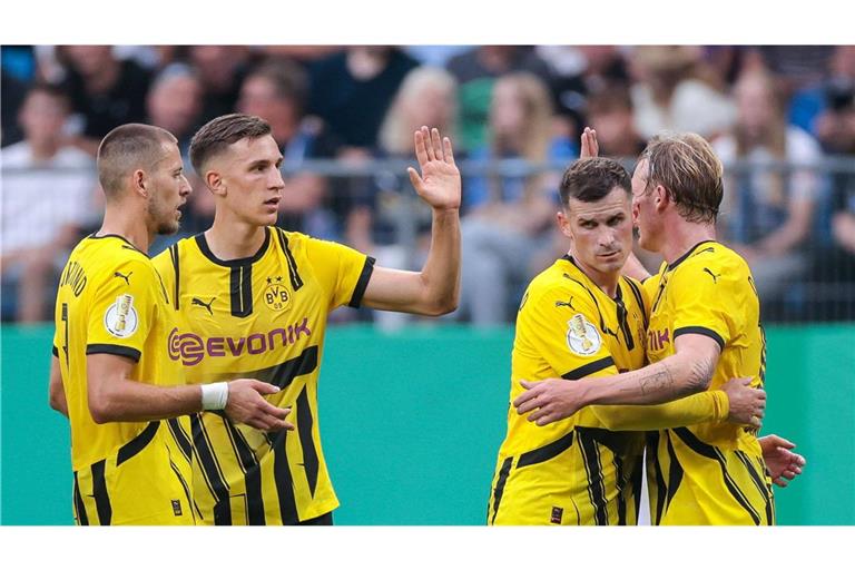 Ex-VfB-Kapitän Waldemar Anton trifft in Dortmund auf seine Nationalmannschaftskollegen Nico Schlotterbeck, Pascal Groß und Julian Brandt (von links).