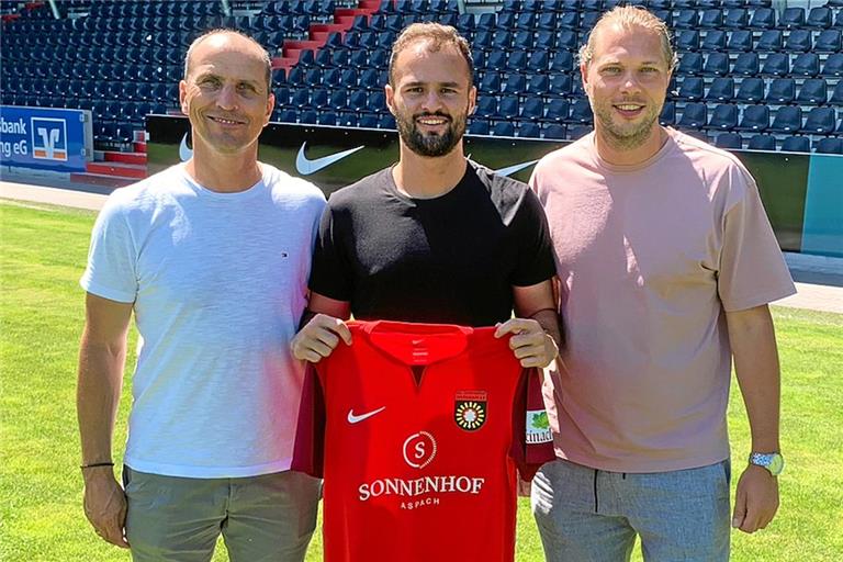 Fabian Eisele zeigt sein künftiges Trikot. Großaspachs sportlicher Leiter Frank Sigle (links) und Sportvorstand Michael Ferber freuen sich über den Zugang. Foto: SG Sonnenhof Großaspach