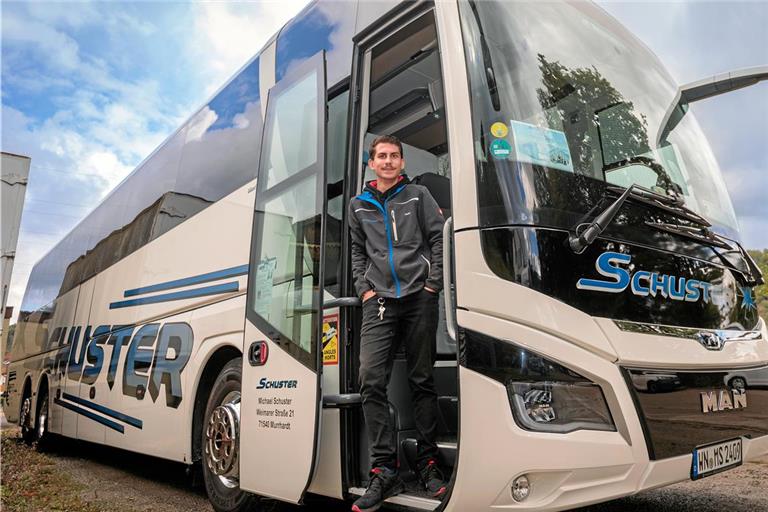 Fabian Schmid hat seinen Traum verwirklicht. Schon sein Vater war Reisebusfahrer, aber auch seine eigenen Fahrten zur Schule haben den Wunsch reifen lassen. Foto: Stefan Bossow