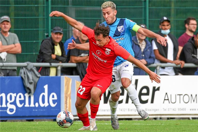 Fabio Messina und die SG waren in Bissingen kurz vor Schluss noch voraus, am Ende waren Marius Kunde und der FSV vorne. Foto: Baumann