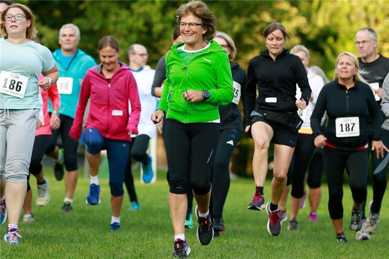 Fachfrau in Sachen Lauftraining: Brigitte Würfel (vorne). Die erfahrene Übungsleiterin gibt Tipps, wie es viele Menschen noch schaffen können, innerhalb der nächsten Wochen noch so fit zu werden, um am virtuellen Silvesterlauf eine 5 oder 10 Kilometer lange Distanz zu bewältigen. Foto: A. Becher