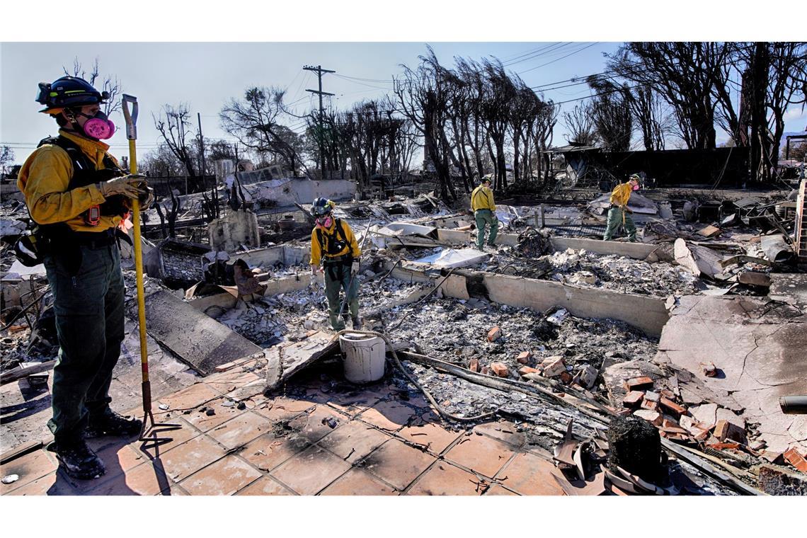 Fachleute nehmen die Schäden nach dem Palisades Fire in Augenschein