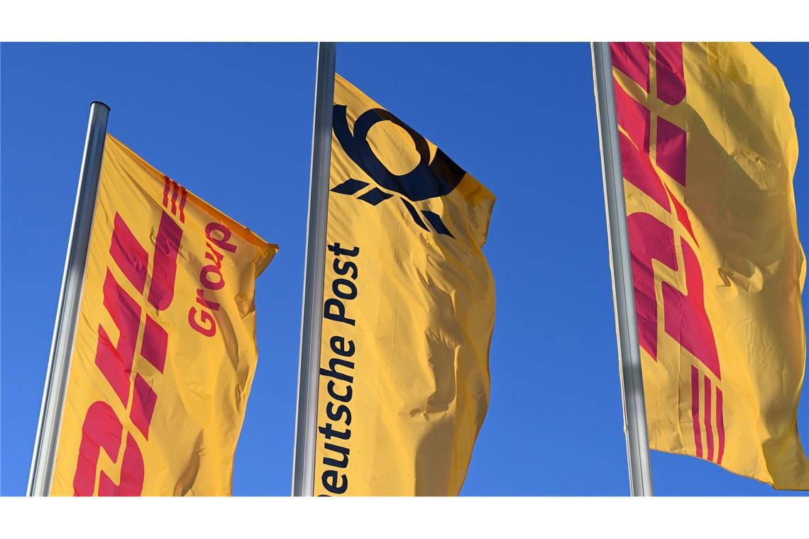 Fahnen des DHL-Konzerns mit seiner Briefsparte Deutsche Post - das Unternehmen hält den Beschwerdeanteil bei seinen Sendungen für sehr gering. (Archivbild)