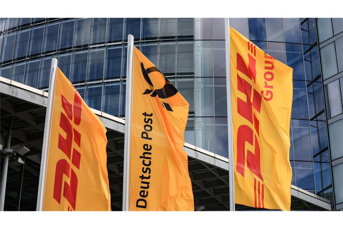 Fahnen wehen vor der Zentrale der DHL Group, die sich im Briefgeschäft Deutsche Post nennt.