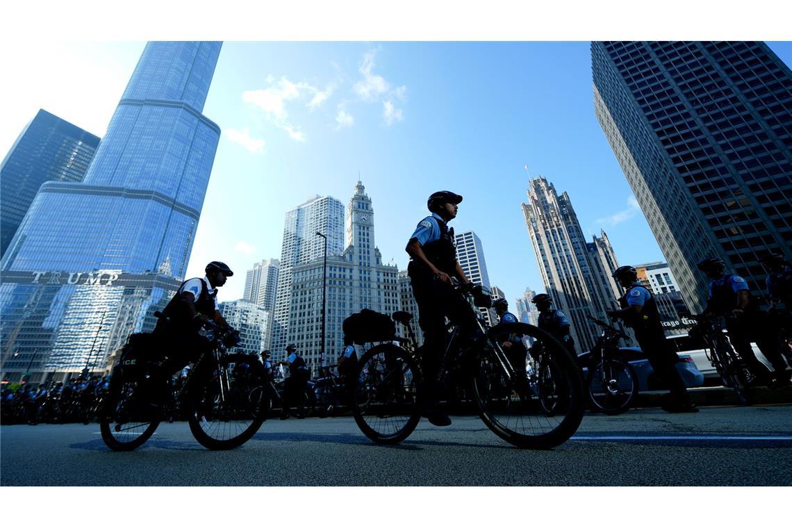 Fahrradpolizisten bewachen den Parteitag der US-Demokraten in Chicago