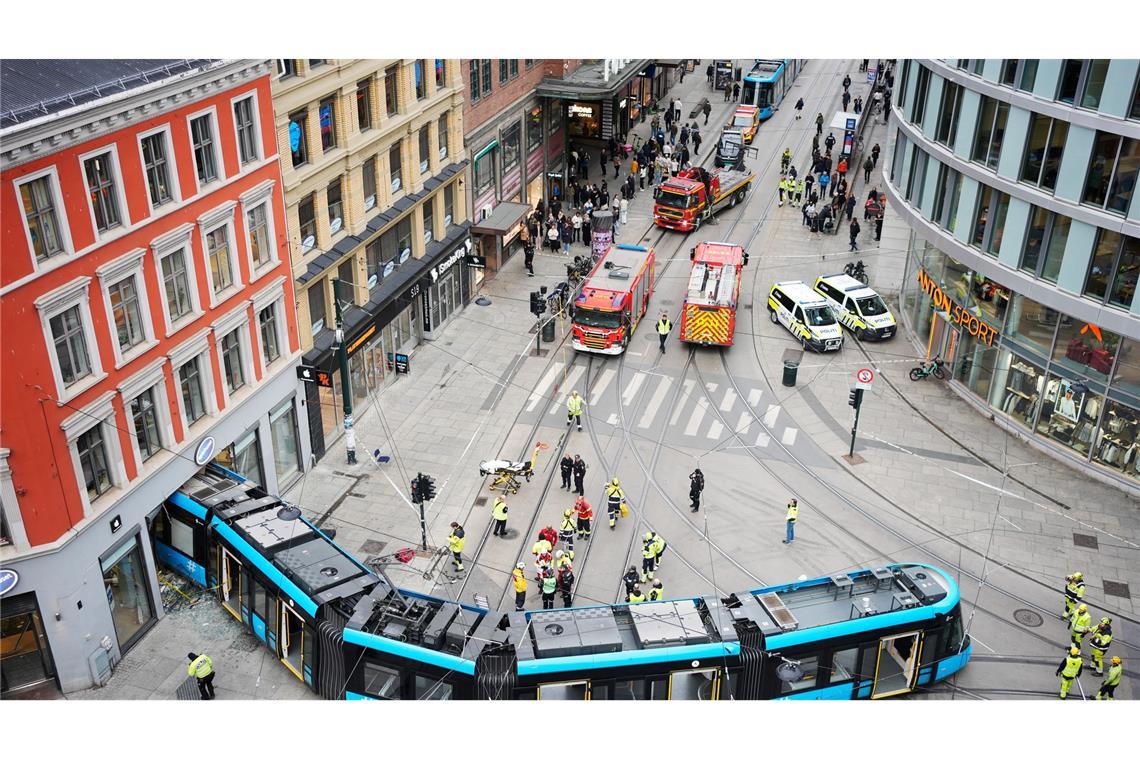 Falsch abgebogen: Osloer Straßenbahn kracht in Geschäftsgebäude.