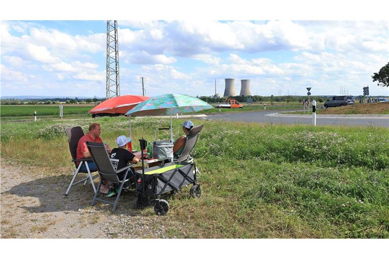 Familie Jüngling wartet auf die Sprengung der Kühltürme des stillgelegten Atomkraftwerks Grafenrheinfeld.