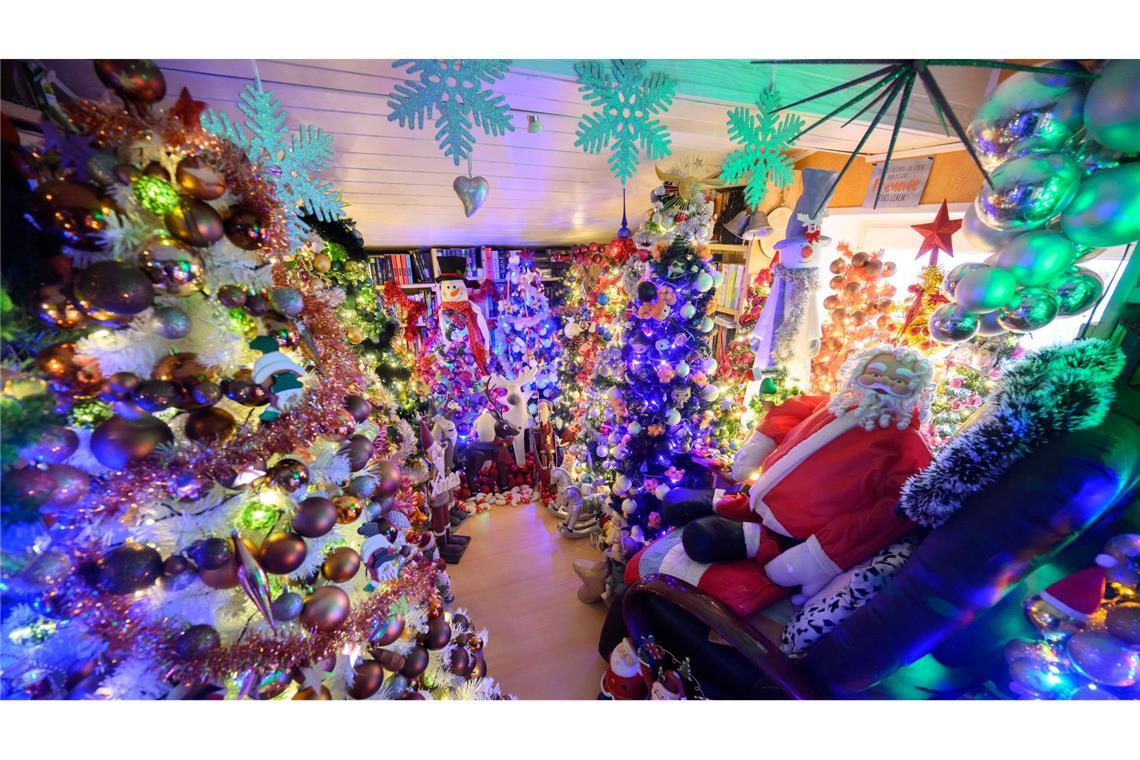 Familie schmückt Haus mit 600 Weihnachtsbäumen