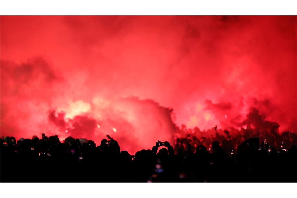 Fans empfangen den Mannschaftsbus von Bayer Leverkusen mit Pyrotechnik.