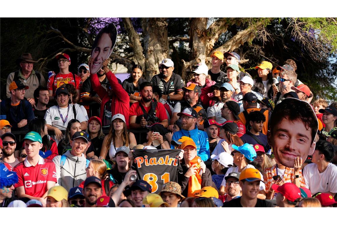 Fans warten auf die Ankunft der Fahrer vor dem Großen Preis von Australien im Albert Park in Melbourne.