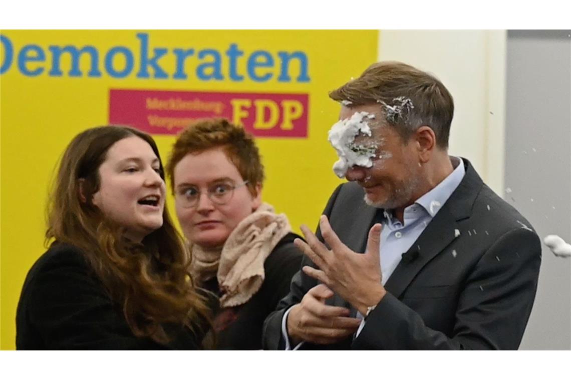 FDP-Spitzenmann Christian Lindner ist auf einer Wahlkampfveranstaltung mit Schaum getroffen worden.