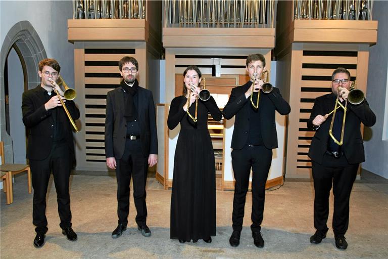 Ferdinand Heuberger, Sören Gieseler, Julia Fischer, Bernd Ibele und Max Bentz (von links) haben ihr Publikum beim Konzert sowohl von den Kompositionen als auch von den Instrumenten her in eine weit zurückliegende Epoche entführt. Foto: Elisabeth Klaper