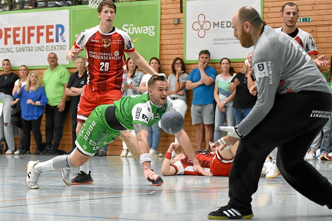 Ferndorfs Schlussmann Lukas Puhl ist in der ersten Halbzeit sehr oft Endstation für Niklas Diebel und den HCOB. Foto: Tobias Sellmaier