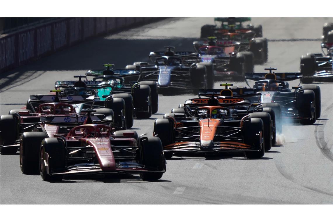 Ferrari-Pilot Charles Leclerc führte das Feld nach dem Start an.