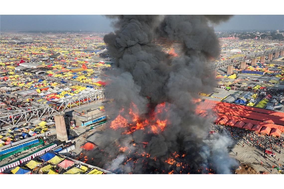 Feuer bei riesigem Pilgerfest in Indien.