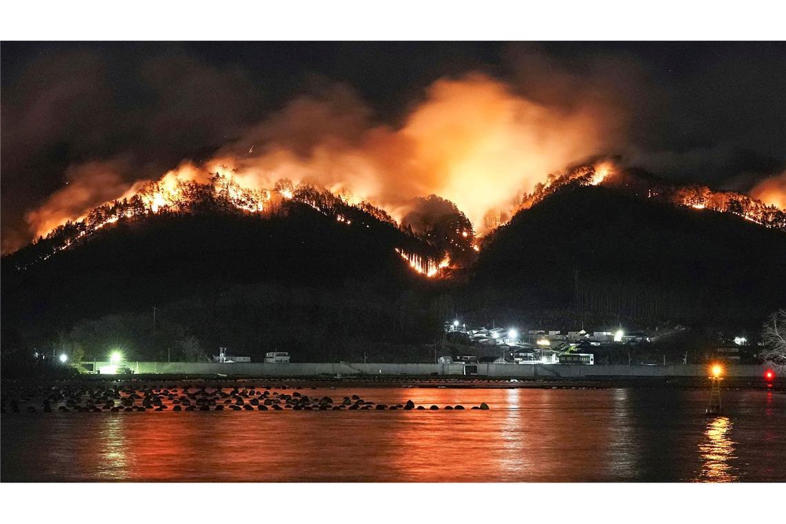 Feuer in der Nacht: Ein Waldbrand wütet im Norden von Japan.