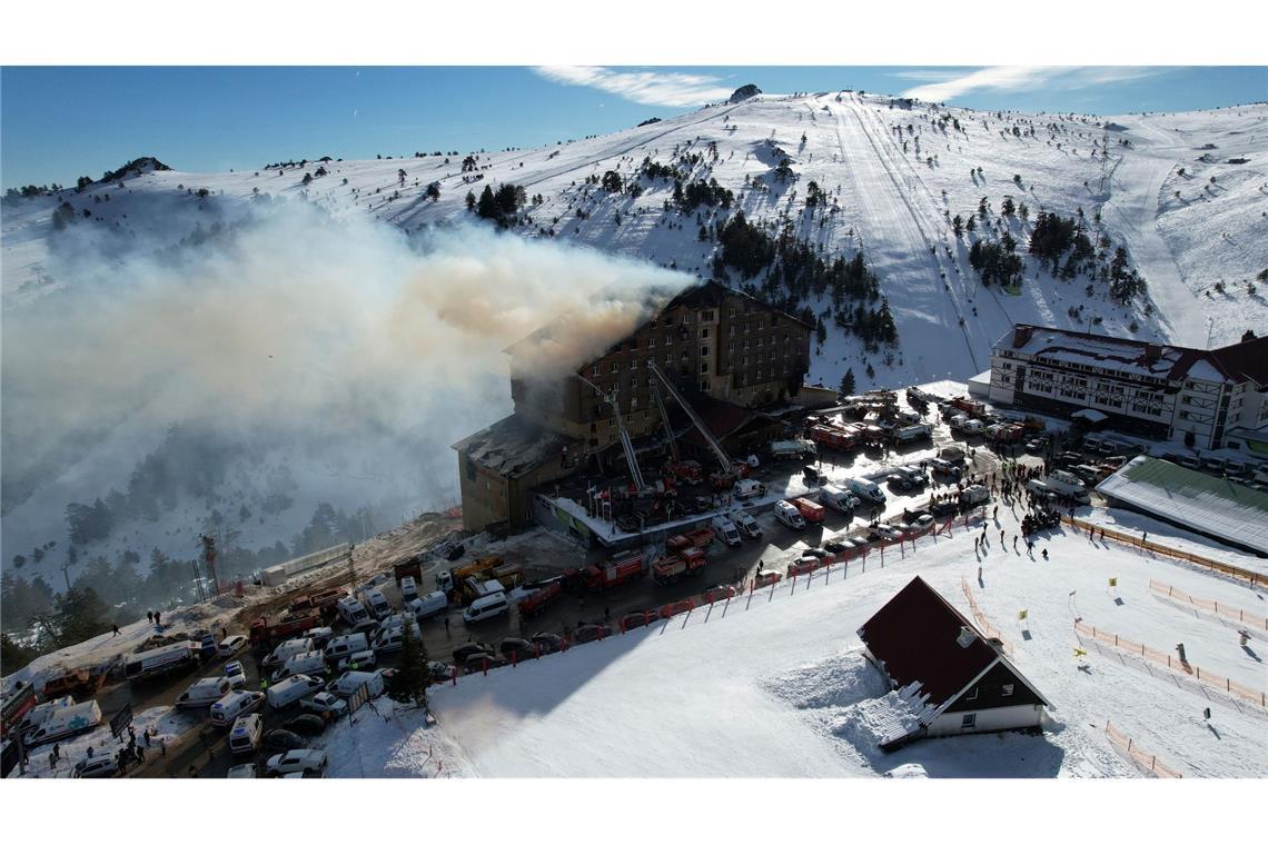 Feuerwehrleute arbeiten daran das Feuer in einem Hotel im Skigebiet von Kartalkaya im Nordwesten der Türkei zu löschen.