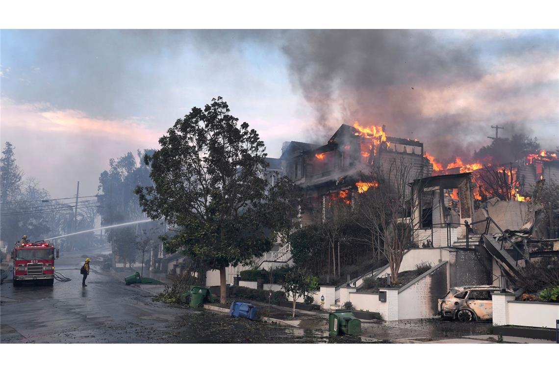 Feuerwehrleute arbeiten in Los Angeles daran, einen Hausbrand zu löschen.